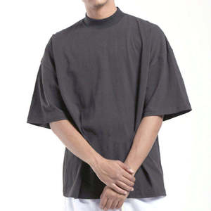 เสื้อยืดโอเวอร์ไซส์ผู้ชาย ผ้าฝ้าย 100% คุณภาพสูง ดีไซน์เรียบง่าย พร้อมสกรีนโลโก้ ทรงไหล่ตก ลายเรียบ - Product Image 3