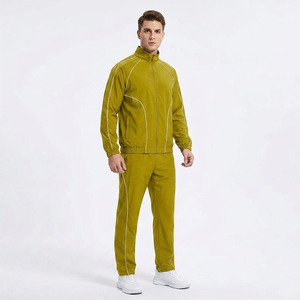 Ensemble de survêtement unisexe personnalisé avec logo, écologique, imperméable et respirant, couleur olive, 2 pièces : veste légère et pantalon de jogging avec passepoil - Product Image 1