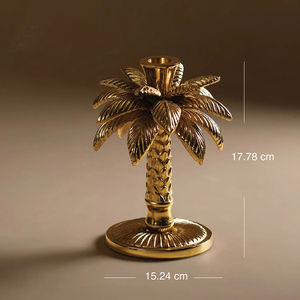 Porte-bougie en métal doré en forme de palmier, avec un tronc et des feuilles texturés, apportant une touche tropicale à votre décoration intérieure. - Product Image 4