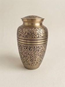 Urne funéraire en métal style héritage avec motif feuille de vigne gravé, finition or antique, vase commémoratif décoratif avec couvercle sécurisé - Product Image 2