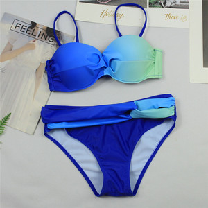 Conjunto de bikini de color degradado para mujer, top tipo bandeau, parte inferior hipster, ribete en contraste, traje de baño elástico - Product Image 1