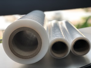 Presentamos nuestro rollo de película elástica de alta resistencia hecho de material PE diseñado para una resistencia superior a los pinchazos - Product Image 2