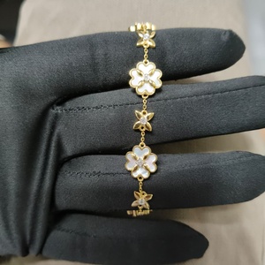 สร้อยข้อมือมุกเปลือกหอยรูปใบโคลเวอร์ทอง 14K, สร้อยข้อมือรูปดอกไม้แบบห้อย, เครื่องประดับใบโคลเวอร์เพชรเม็ดเล็ก สง่างาม เหมาะเป็นของขวัญเพื่อนเจ้าสาว - Product Image 2