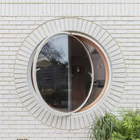 Ventana Circular de Aluminio con Perfil Curvo Liso y Vidrio Transparente con Malla de Acero Inoxidable para Uso Exterior Contemporáneo