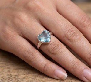 Bague de fiançailles en argent sterling 925 avec pierre précieuse en quartz bleu naturel en forme de cœur, faite à la main, cadeau d'amour pour femmes - Product Image 4