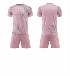 Conjunto de Uniforme de Fútbol Personalizado en Rosa Claro, Impresión por Transferencia de Calor, Malla Transpirable de Secado Rápido, 100% Poliéster - Product Image 1