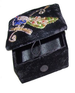 Caja de Ahorros de Madera Tallada a Mano, Ecológica, Pulida y Personalizada, con Incrustaciones de Latón de Diseño (10" X 6" X 2.5"), Elegante Almacenamiento de Estilo Indio - Product Image 3