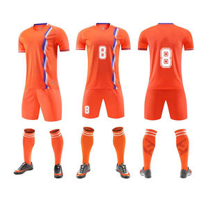 ชุดเสื้อฟุตบอลผู้ชายสีส้มแบบกำหนดเอง แขนสั้น คอวี พิมพ์ลายด้วยความร้อน ระบายเหงื่อได้ดี เอวยางยืด ใส่ได้ทุกฤดู 100% - Product Image 1