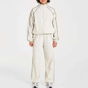 Ensemble de survêtement pour femme très demandé, personnalisé, blanc, avec veste et pantalon de jogging à passepoil contrastant, léger - Product Image 1