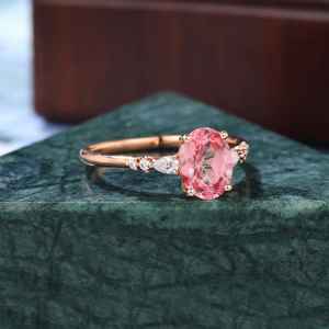 Bague de fiançailles ovale en saphir rose de laboratoire avec accent de diamant, or massif, bijou de mariée unique - Product Image 6