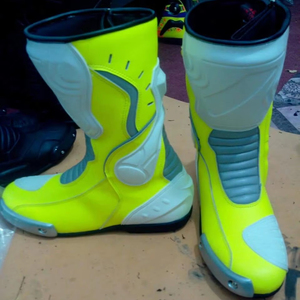 รองเท้าขี่มอเตอร์ไซค์หนังวัวแท้คุณภาพสูง รองเท้าบูทขี่มอเตอร์ไซค์แบบหุ้มข้อสูง รองเท้าหนังสำหรับแข่งรถมอเตอร์ไซค์ - Product Image 1