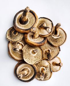 BEST-SELLER 2026 Champignons Shiitake Séchés de Qualité Supérieure, Têtes Sélectionnées Idéales pour la Préparation de Soupes et la Cuisson en Sauteuse - Product Image 4