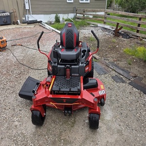 Achetez un tracteur tondeuse professionnel d'occasion avec chargeur, une machine puissante et efficace pour les travaux extérieurs à grande échelle, en stock - Product Image 1