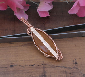 จี้ห้อยคอทำมือจากหินซันสโตนธรรมชาติ หุ้มด้วยลวดเงินแท้ชุบแพลตตินัม สไตล์วินเทจ สำหรับทุกเพศ สร้อยคอหินดิบทรงไม่สมมาตร - Product Image 5