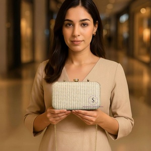 Pochette de soirée élégante pour femme, brodée à la main en Inde, avec un design blanc scintillant et une chaîne. - Product Image 1