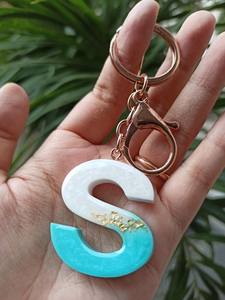 Porte-clés personnalisé en résine avec initiale, porte-clés lettre fait main, pendentif de sac unique et coloré, et décoratif - Product Image 5