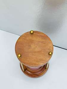 Minuteur à sable en bois fait main de 8 pouces avec sable rose |   Décoration de table rustique avec motif croix d'ange pour Noël et anniversaires - Uttarakhand - Product Image 3