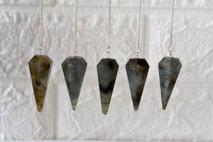 Vente en gros de pendule en quartz de labradorite naturelle, style Feng Shui, cône à facettes en cristal pour la radiesthésie et la guérison par Aameena Agate - Product Image 3