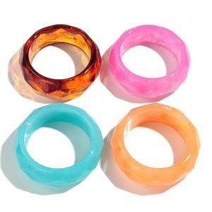 Ensemble de bracelets en résine colorée unisexe, bijoux décontractés et tendance, tons rose, marron, ambre, bracelets élégants, accessoire stylé pour femme - Product Image 1
