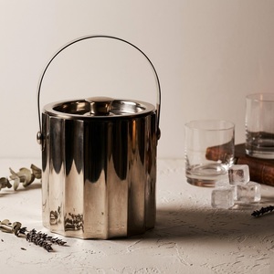 Cubo de hielo de lujo de doble pared de acero inoxidable con tapa y asa, enfriador de vino aislado con diseño acanalado para el hogar, bar, fiestas y catering - Product Image 1