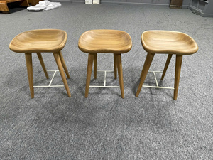 Tabouret et repose-pieds en bois faits à la main EFS, avec siège incurvé ergonomique et support croisé en métal, pour un mobilier domestique polyvalent - Product Image 5