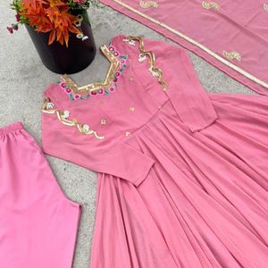 ชุดเดรสอานาร์กาลีปักลายสีชมพูพร้อมผ้าคลุมไหล่ชีฟองสำหรับงานแต่งงานสำหรับผู้หญิง - Product Image 5