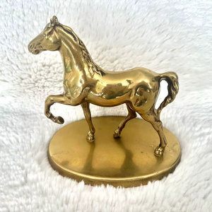 Sculpture de cheval en laiton moderne pour centre de table, idéale pour la décoration élégante des appartements et l'arrangement stylé des tables - Product Image 1