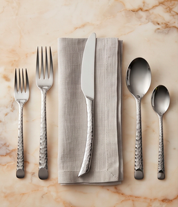Ensemble de couverts en acier inoxydable au design martelé avec manche élégant, parfait pour les repas à domicile et l'utilisation en hôtellerie chic. - Product Image 4