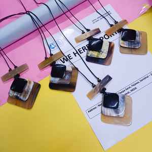 Collar con Colgante Cuadrado de Cuerno Natural Hecho a Mano, Cordón Negro Ajustable de 16 Pulgadas, Joyería Étnica Elegante y a la Moda - Product Image 3