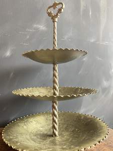 Soporte metálico extra grande para pasteles con mecanismo de bloqueo seguro para pasteles altos de varios niveles, utilizado en competiciones profesionales de repostería. - Product Image 6