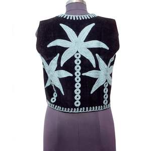 Chaleco de algodón para mujer con estampado de palmeras, sin mangas, con botones, bordado a mano, ecológico, estilo étnico, informal. - Product Image 4