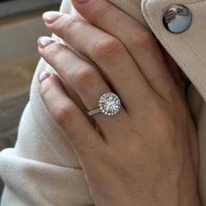Anillo clásico de moissanita con corte redondo de 7 mm y diseño floral para mujer, plata 925 original, regalo sorpresa nupcial para amantes - Product Image 4