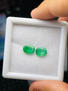 Par de Esmeraldas Naturales de Zambia, Corte Ovalado, 3.92 Quilates, Grado AAA, Color Verde, Certificado IGI, Lustre Perfecto, Corte y Pulido Impecables, para Joyería - Product Image 6