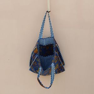 Bolsa de Mano Reutilizable, Ligera y Ecológica, de Algodón Acolchado y Terciopelo, con Doble Asa, Cierre y Diseño Floral Vintage para Viajes - Product Image 3