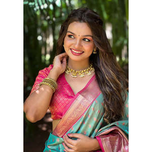 Sari en soie Kanjivaram bleu avec un motif traditionnel tissé en zari, vêtement ethnique indien de qualité supérieure tissé à la main - Product Image 2