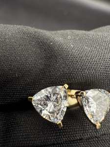 Pendientes de tuerca de moissanita de 1.00 quilates con corte trillón, chapados en oro y rodio con plata 925, para compromiso, regalo encantador para mujer, para fiesta - Product Image 3