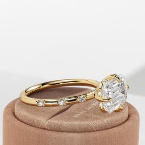 Bague de fiançailles Art Déco en diamant de laboratoire taille émeraude, design East West, or massif 18 carats, 4 carats, certifiée IGI, vente en gros pour femmes - Product Image 5