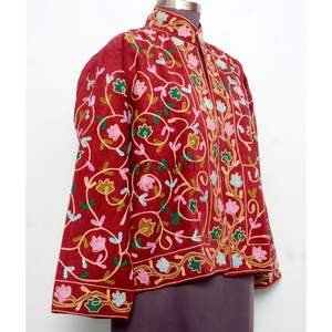 Veste d'hiver épaisse pour femme, style ethnique rouge, avec broderie florale faite à la main, col montant, logo personnalisé. - Product Image 4