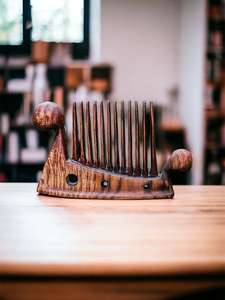 Peigne à barbe décoratif en bois fait main, sculpture rustique, pièce d'art pour la maison, pour collectionneurs, cadeau artistique - Product Image 4