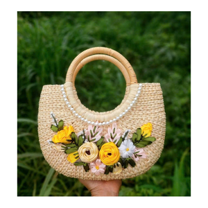 Sac à main bohème en paille avec embellissement floral, mini sac d'été pour femme, poignée circulaire avec garniture en perles - Product Image 1