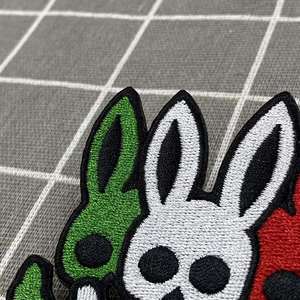 Patch logo personnalisé en PVC et caoutchouc pour vêtements, sacs et accessoires – Patch logo en caoutchouc souple de qualité supérieure avec design personnalisé - Product Image 3
