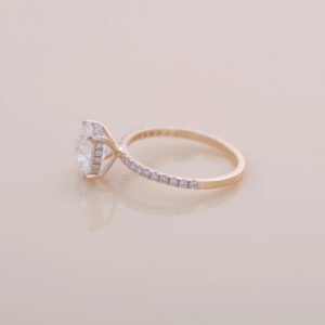 Anillo de Compromiso con Diamante Cultivado en Laboratorio de 1.02 Quilates, Corte Redondo, con Banda Pavé en Oro Amarillo, Blanco y Rosa de 18K - Product Image 4