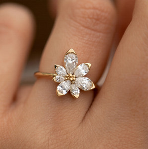 Bague Fleur en Or Jaune 14K avec Diamant de Laboratoire, Pétales de Diamant Taille Poire, Centre en Diamant Jaune, Certifiée IGI, Bague Botanique - Product Image 1