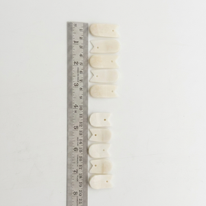 Cuentas de Dientes de Alce Naturales, Forma Irregular, Un Orificio, Acabado Blanco Antiguo, Suministros para la Fabricación de Joyería Artesanal, Paquete a Granel, Marca Conifer - Product Image 1