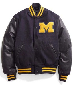 เสื้อแจ็คเก็ตวาร์ซิตี้ของมิชิแกนสำหรับผู้ชาย รุ่น New Letterman สีดำ ทำจากผ้าขนสัตว์ แต่งแขนหนังสีดำ - Product Image 1