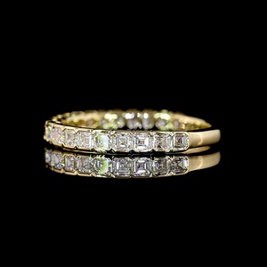 Bague de mariage personnalisée en or jaune massif 14 carats avec diamant taille Asscher de 1 carat, certifiée IGI, sertie en clos, bague éternité complète - Product Image 3