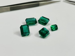 Lot d'émeraudes zambiennes de haute qualité, 70 carats, couleur vert vif et clarté fine, par Sadiya International - Product Image 5