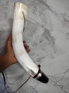 แก้วน้ำวีกิ้งทำมือจากเขาสัตว์ธรรมชาติ รูปทรงธรรมชาติ  ใช้ในงานปาร์ตี้ ปลอดภัยสำหรับเครื่องล้างจาน โดยช่างฝีมือ Aura - Product Image 5
