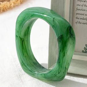 Brazalete de resina de joyería de moda, diseño geométrico 100% de alta calidad, brazalete de resina epoxi a un costo muy bajo - Product Image 2