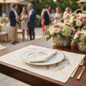 Ensemble de sets de table et de serviettes en lin naturel brodés de libellules dorées, décoration de table élégante avec ourlet festonné pour la salle à manger et les mariages - Product Image 4